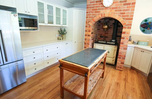 Bright House | Battenberg at Bright : Dog friendly family oasis
