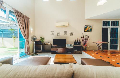 Batu Pahat Villa | Batu Pahat Santalia Villa 4BR 12pax Private Pool by Our Stay