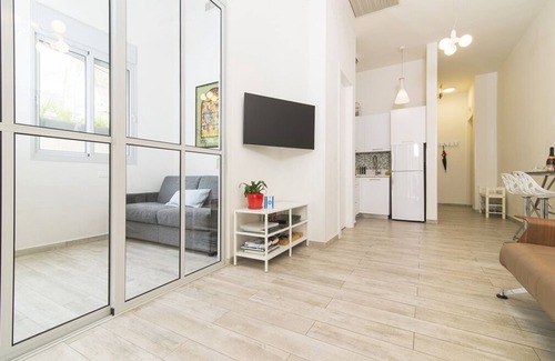 Kerem HaTeimanim Apartment | Bauhaus Residence & Garden by Beach - 6 Guests - 5 Stars Hosting ☆