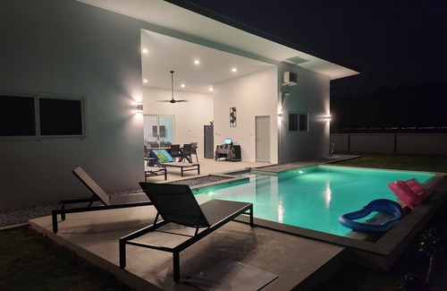Khuekkhak Villa | Bauhinia house between sea and mountains.