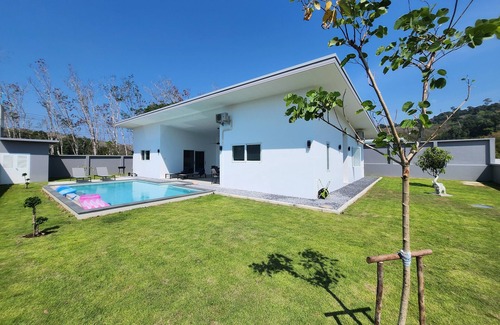 Khuekkhak Villa | Bauhinia house between sea and mountains.
