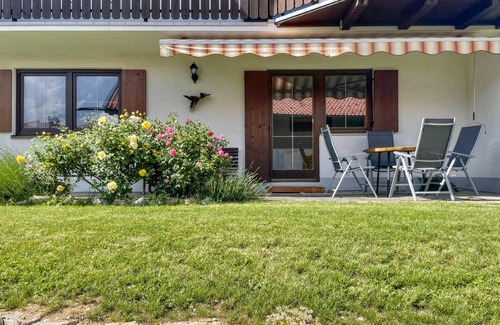 Wildsteig Apartment | Bavaria apartment with tiled stove and terrace