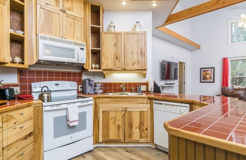 Dahlonega House | Bavarian Cabin-Close to Dahlonega/HotTub/Game Room/2- Bedrooms!