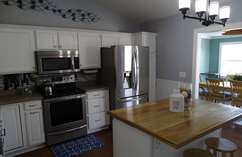 Wilmington House | Baxter's House- Pet Friendly with Covered Boat Parking; 15 mins to Beach/D-Town