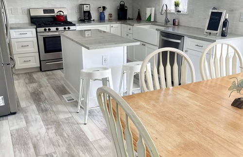 Town Bank House | Bay Block with in-ground heated Salt Water Pool opening 5/1/24!