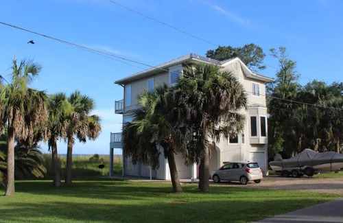 Historic Downtown Apalachicola House | Bay Front Home, Historic South Side with Elevator, Sleeps 6, Close to Downtown