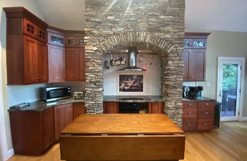Catawba House | Bay Head Cove - Peaceful 5 bedroom lakefront home on private cove with boat dock