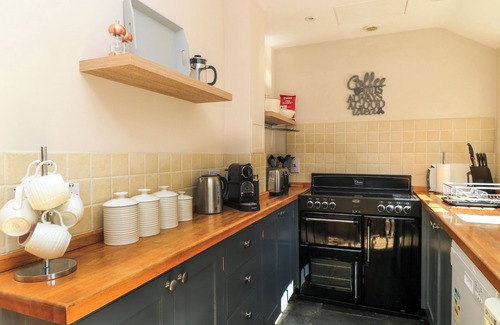 Broadway House | BAY HOUSE COTTAGE, pet friendly, with a garden in Broadway