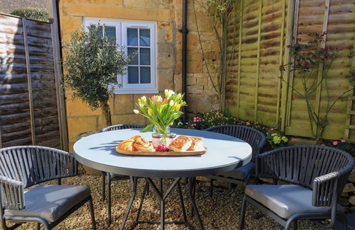 Broadway House | BAY HOUSE COTTAGE, pet friendly, with a garden in Broadway