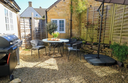 Broadway House | BAY HOUSE COTTAGE, pet friendly, with a garden in Broadway