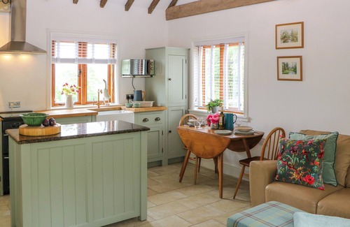 Turnditch Cottage | BAY TREE COTTAGE, pet friendly, with a garden in Belper
