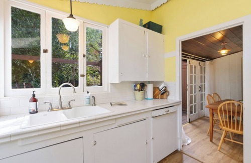 Guerneville Cabin | Bay Tree Cottage ~ Rustic, Charming, Centrally Located! Hot tub, Dog Friendly