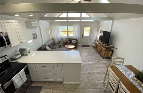 Hull Cottage | Bay view beach cottage with loft in tranquil Hull