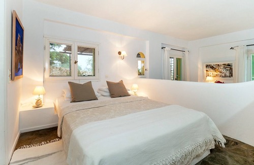 Gaios House | Bay View Bougainvillea Lower