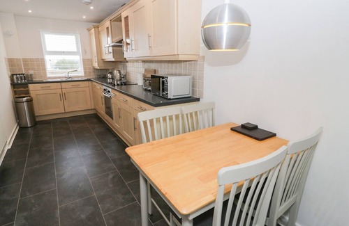 Tyn-y-Gongl Cottage | BAY VIEW, family friendly, country holiday cottage in Benllech