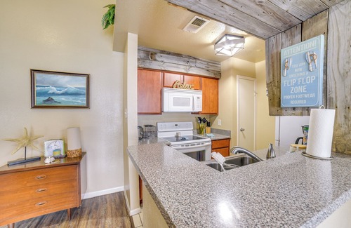 Galveston Condo | Bay View, Pool Access: Romantic Galveston Retreat!
