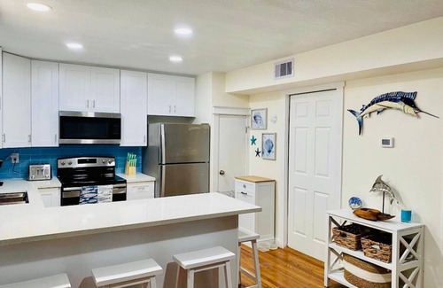Crash Boat Basin Cottage | Bay views Cottage w/private suite, 4 min from beach and Moody Gardens
