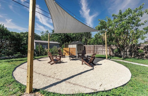 Whitfield House | BayBreeze Cottage Family-Friendly Sleeps 6-8 Near SRQ, Ringling & Beaches