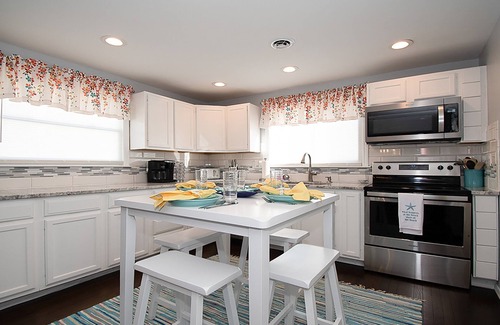 Villas House | BayDreamer ~Pool~Pet-Friendly~1.5 Blks from Bay
