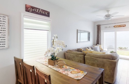Port Isabel House | Bayfront Getaway w/ Fast WiFi, Front & Back Patios plus Shared Pool & Hot Tub