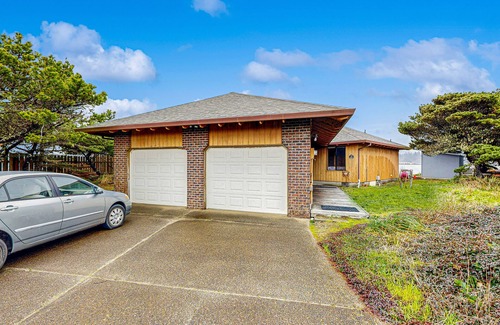 Bayshore House | Bayfront Home with Water Views, Free WiFi, and Firepit - Near Town & Beaches
