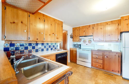 Port Clyde House | Bayfront house on Port Clyde Harbor with views, hot tub, beach access