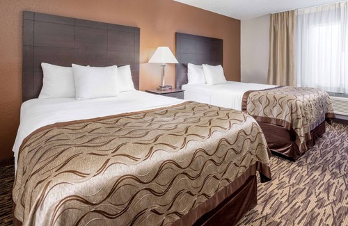 Beloit Hotel | Baymont by Wyndham Beloit