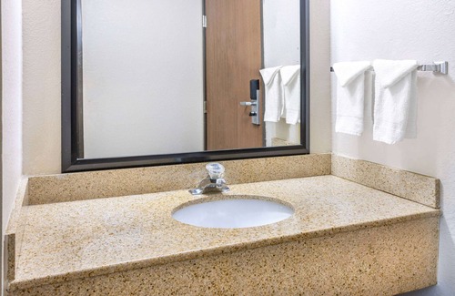 Beloit Hotel | Baymont by Wyndham Beloit