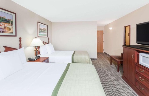 Elkhart Hotel | Baymont by Wyndham Elkhart