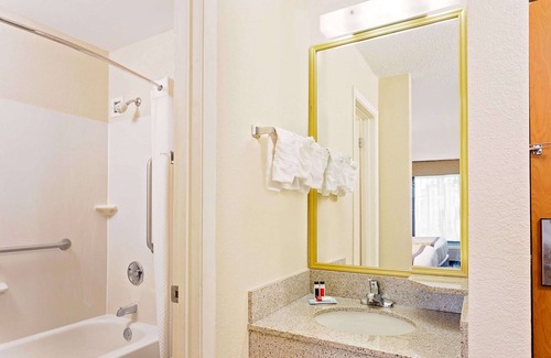 Kalamazoo Hotel | Baymont by Wyndham Kalamazoo East
