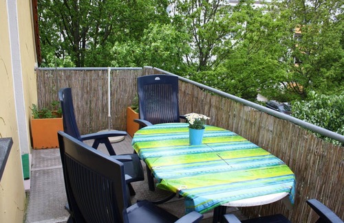 Bayreuth Apartment | Bayreuth 9 min. to the center: rose garden R1 with 3 *, great balcony awning