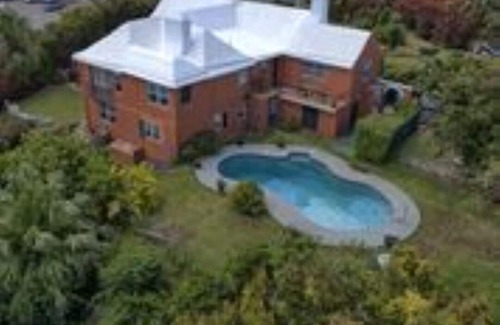 Southampton House | Bayshore - Charming 3 Bedroom Home, Great Location with a Pool