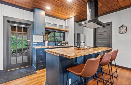 Bremerton House | BayView Cottage - Romantic Getaway w/Beach Access