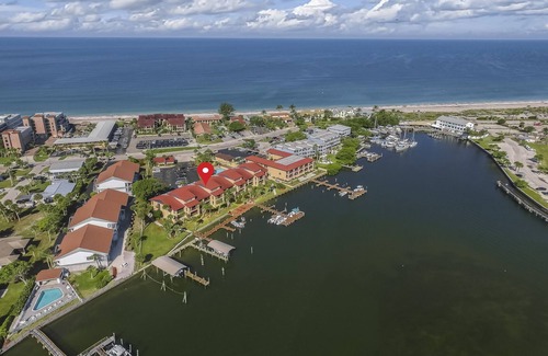 Englewood Condo | Bayview escape with shared pool & gas grill - easy beach access
