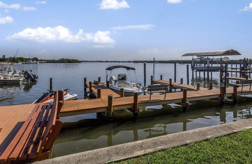 Englewood Condo | Bayview escape with shared pool & gas grill - easy beach access