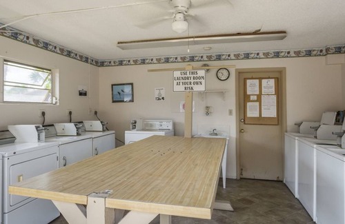 Englewood Condo | Bayview escape with shared pool & gas grill - easy beach access