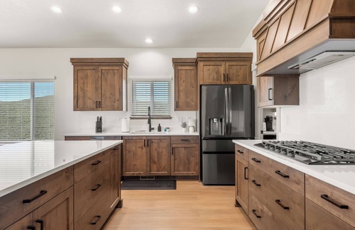 Sweetwater House | BayView Lake House | Gaga Ball Pit | Pickleball | Basketball