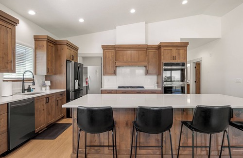 Sweetwater House | BayView Lake House | Gaga Ball Pit | Pickleball | Basketball