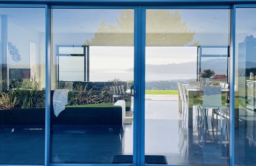 Cable Bay House | Bayview Retreat - Ridge-top surround views.