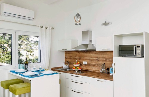 Tomicici Apartment | ❤️Bayview Studio| Parking| Best Sea View| Fast WIFI, Walk to Beach, Town & Store
