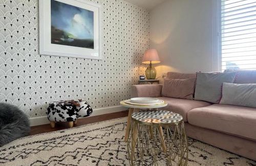 Trenance House | Baywatch Mawgan Porth Spacious Home sleeps 9, Games room, Parking & Garden