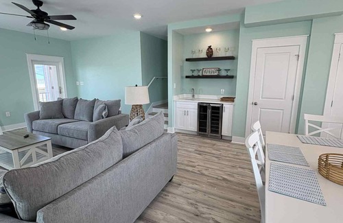 Grand Isle Condo | Baywinds condo #9: Spacious 4BR waterfront retreat in Grand Isle, LA.