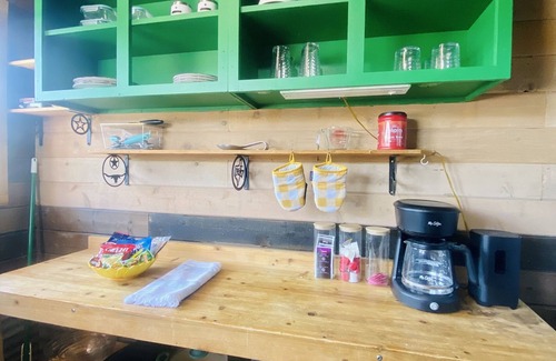 Lockhart House | BBQ, Music & Tiny Home Charm – Clover Casita