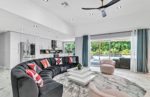 Clearwater House | Bday+FamilyEvents! Tropical with HeatedPool-10 minutes to Cleawater Beach