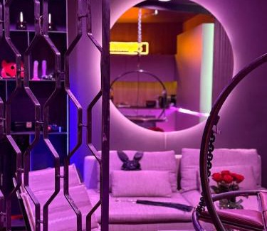 Lodz Apartment | BDSM SWING KLIMA TOP Jakośc, Apartament Idelny na Prezent ,Lustra wszedzie ,SUPER wygodne łóżko , huśtawka , tylko dla dorosłych ADULTS ONLY Parking w cenie