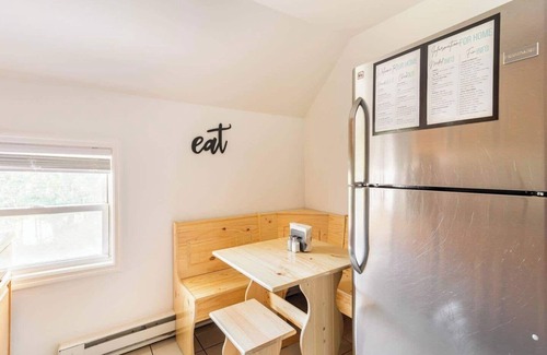 Westside Norwich House | Be Comfy 2BR|4Min To Mohegan Sun|Plush Beds