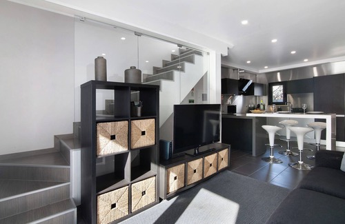 Alvor House | Be Glow Home with Terrace, Balconies & Wi-Fi