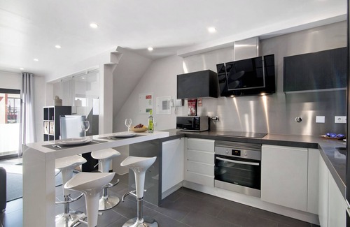 Alvor House | Be Glow Home with Terrace, Balconies & Wi-Fi