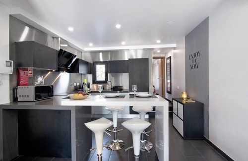 Alvor House | Be Glow Home with Terrace, Balconies & Wi-Fi