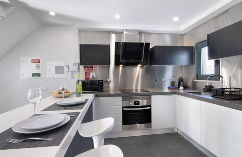 Alvor House | Be Glow Home with Terrace, Balconies & Wi-Fi